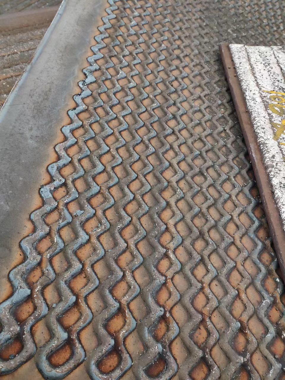 西藏堆焊耐磨板花板8+6