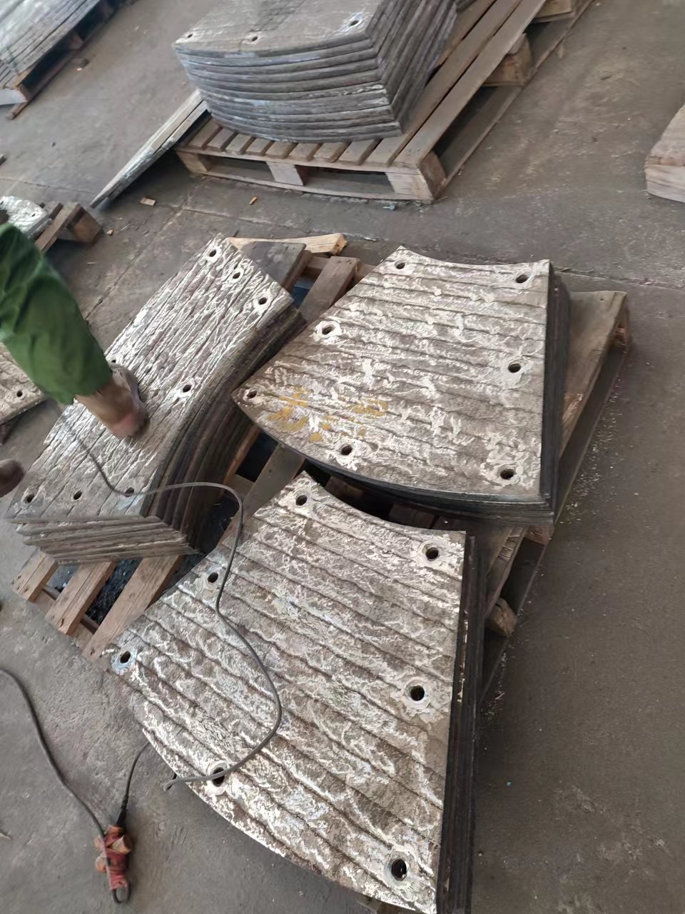 西藏高铬合金耐磨板，堆焊耐磨板